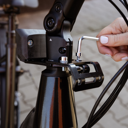 Lastenistuimen runkokiinnike (etu) URBAN IKI MTB/ATB-sovitin