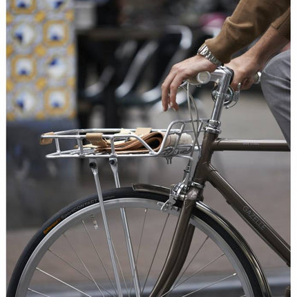 Edessä tavarateline BASIL Portland